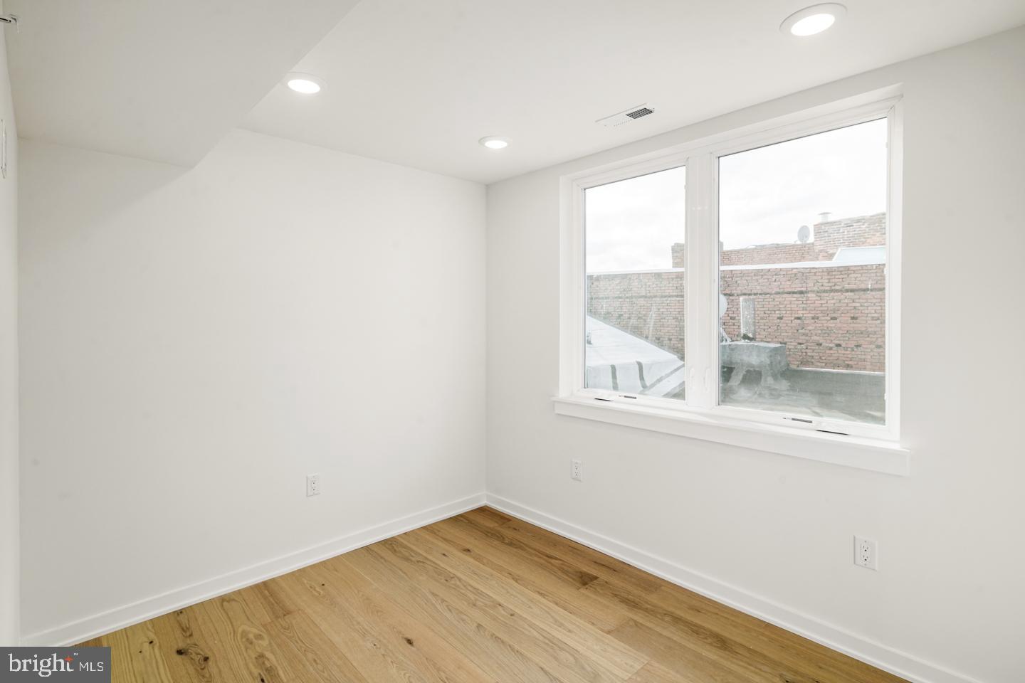 QUEEN VILLAGE - Residential