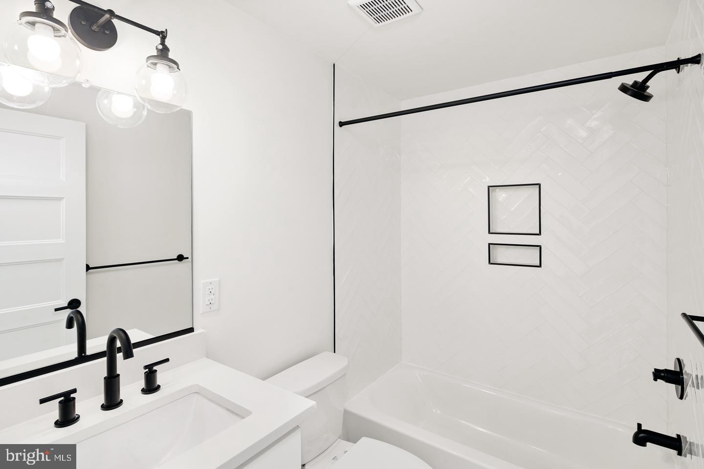 QUEEN VILLAGE - Residential
