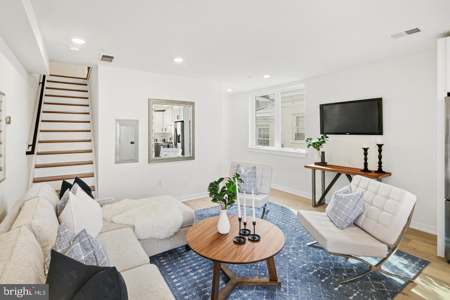 QUEEN VILLAGE - Residential