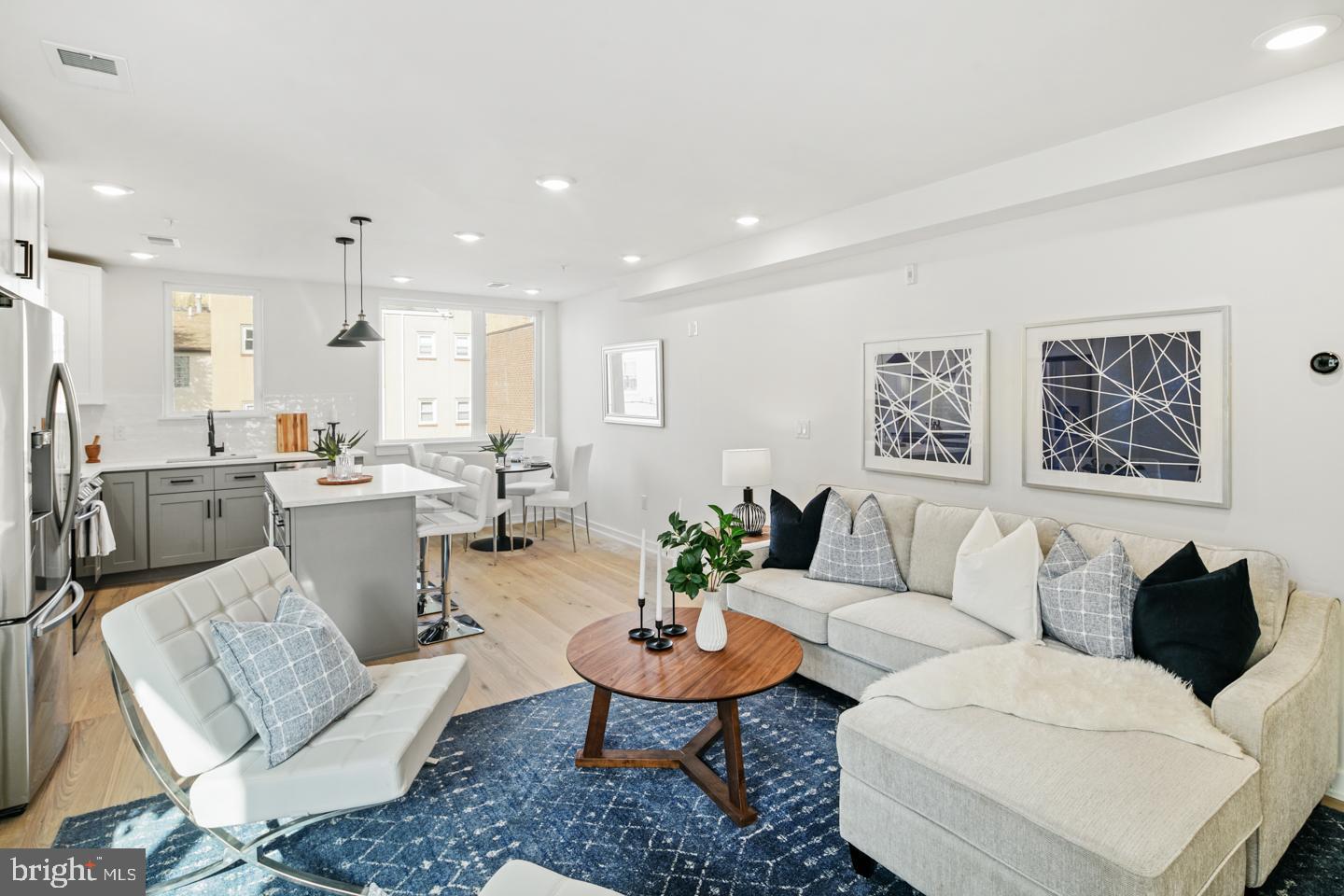 QUEEN VILLAGE - Residential
