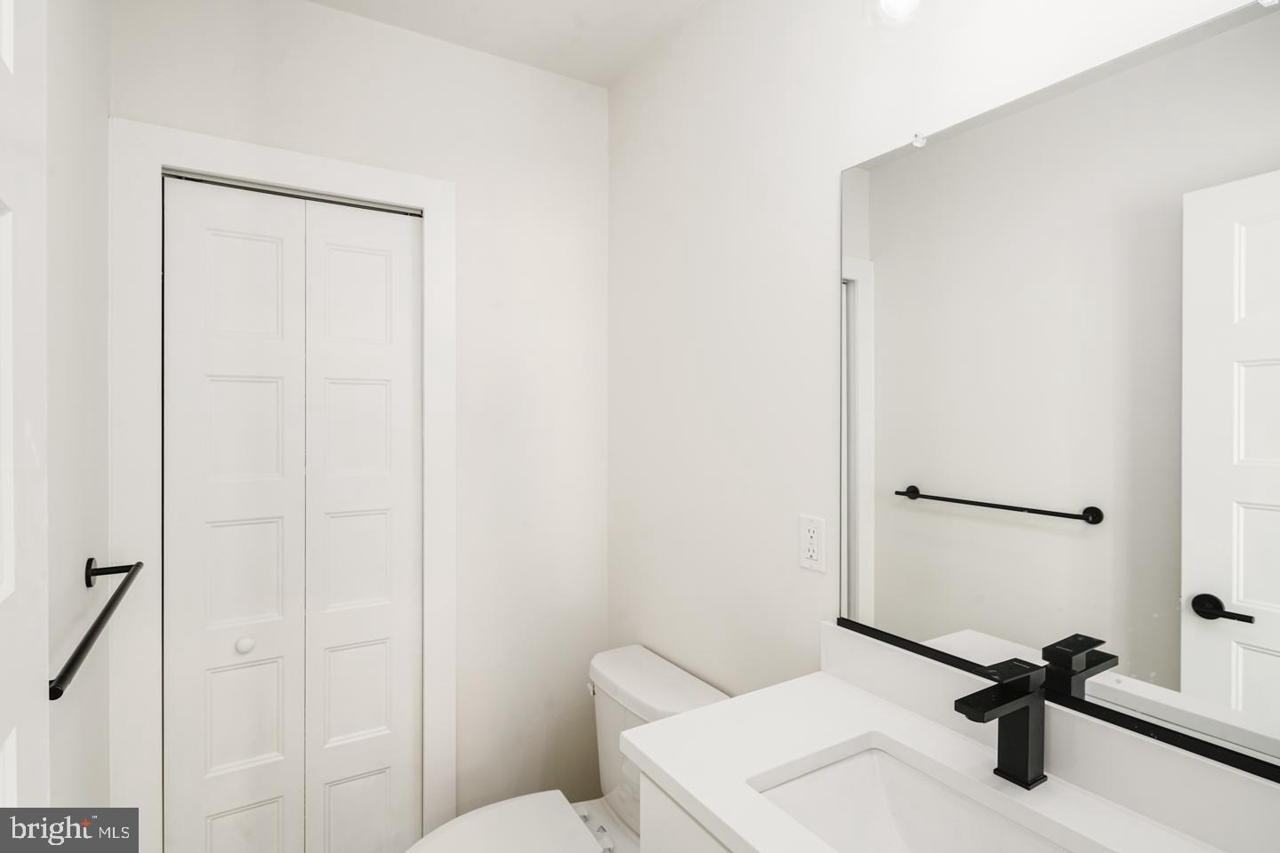 QUEEN VILLAGE - Residential