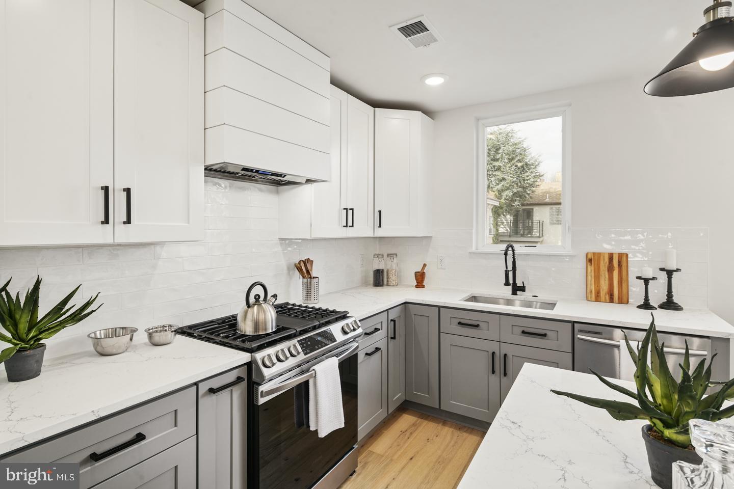 QUEEN VILLAGE - Residential