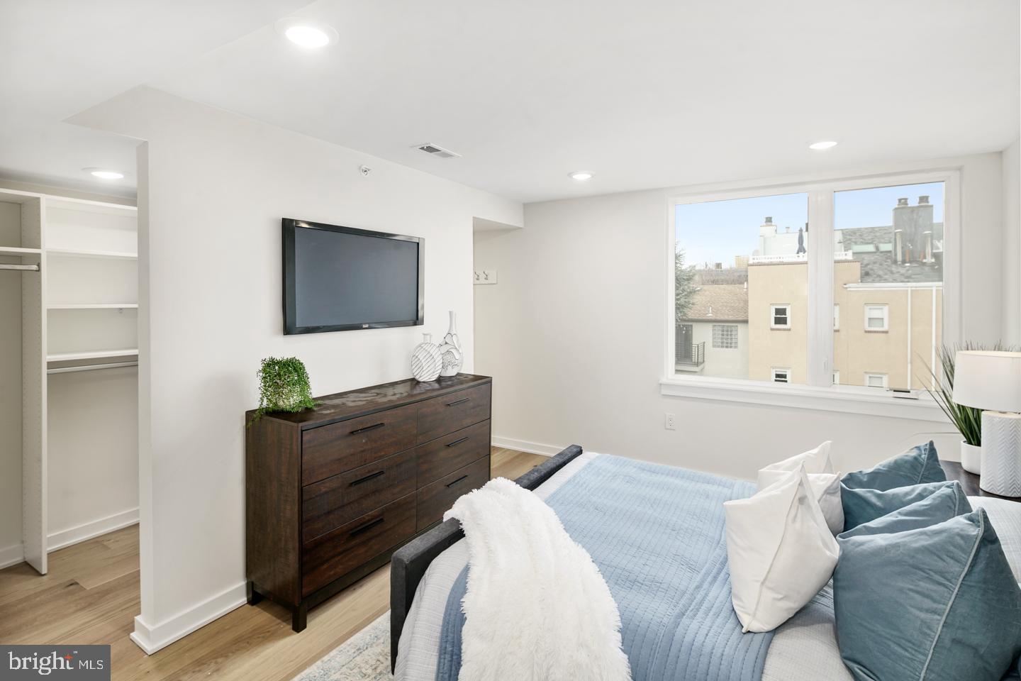 QUEEN VILLAGE - Residential