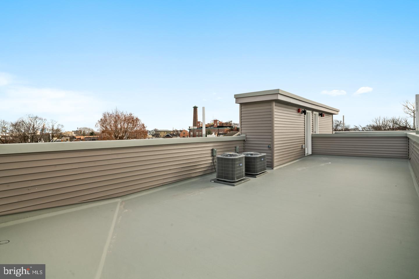 QUEEN VILLAGE - Residential