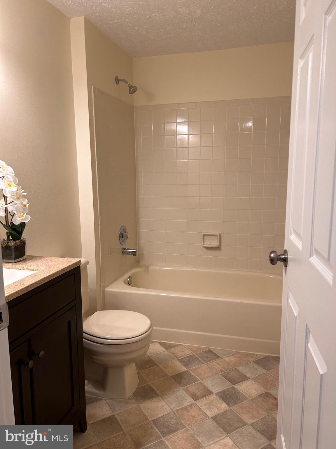 SUMMIT CHASE CLUSTER - Residential Lease