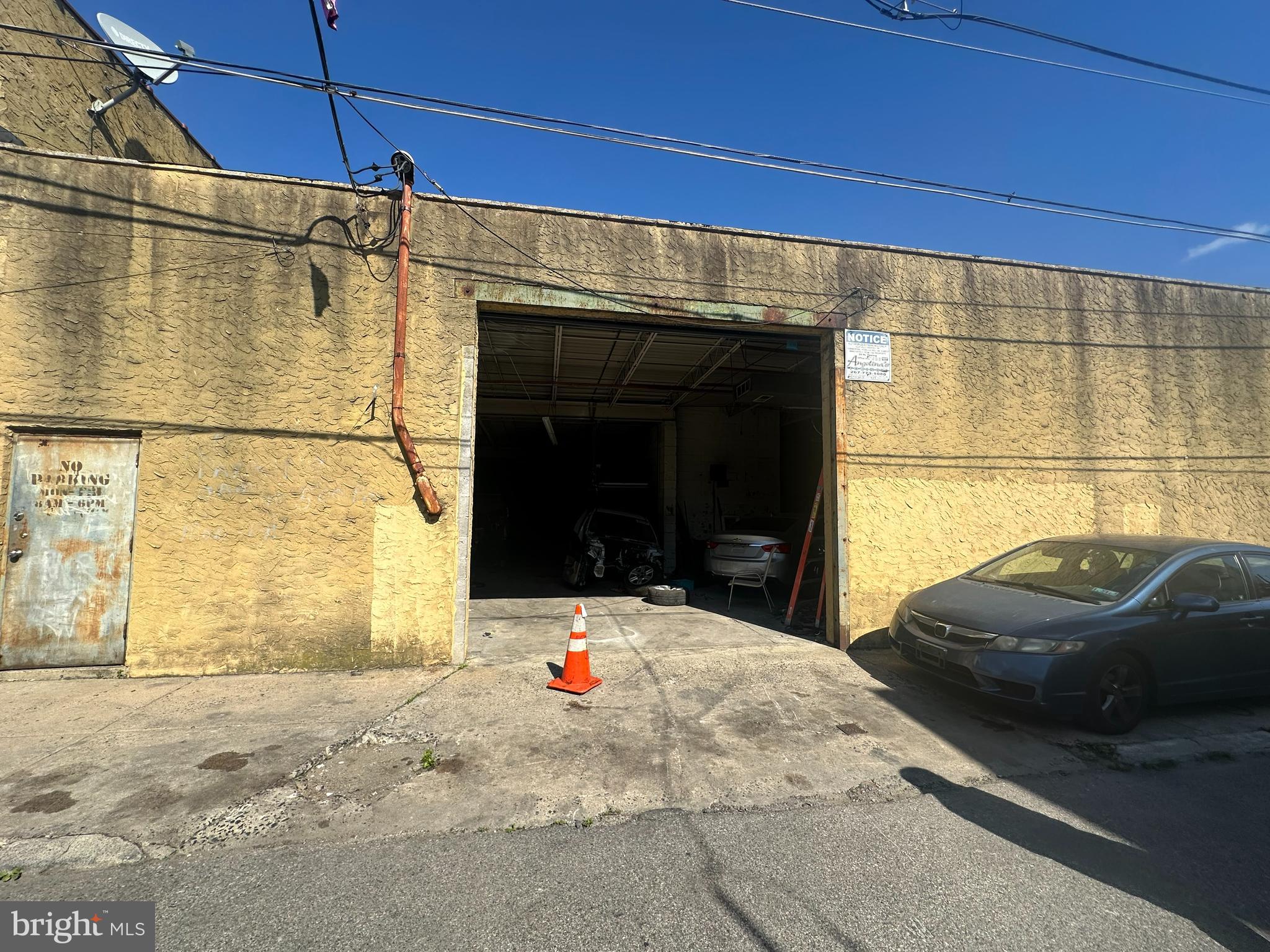 Main image without alt text