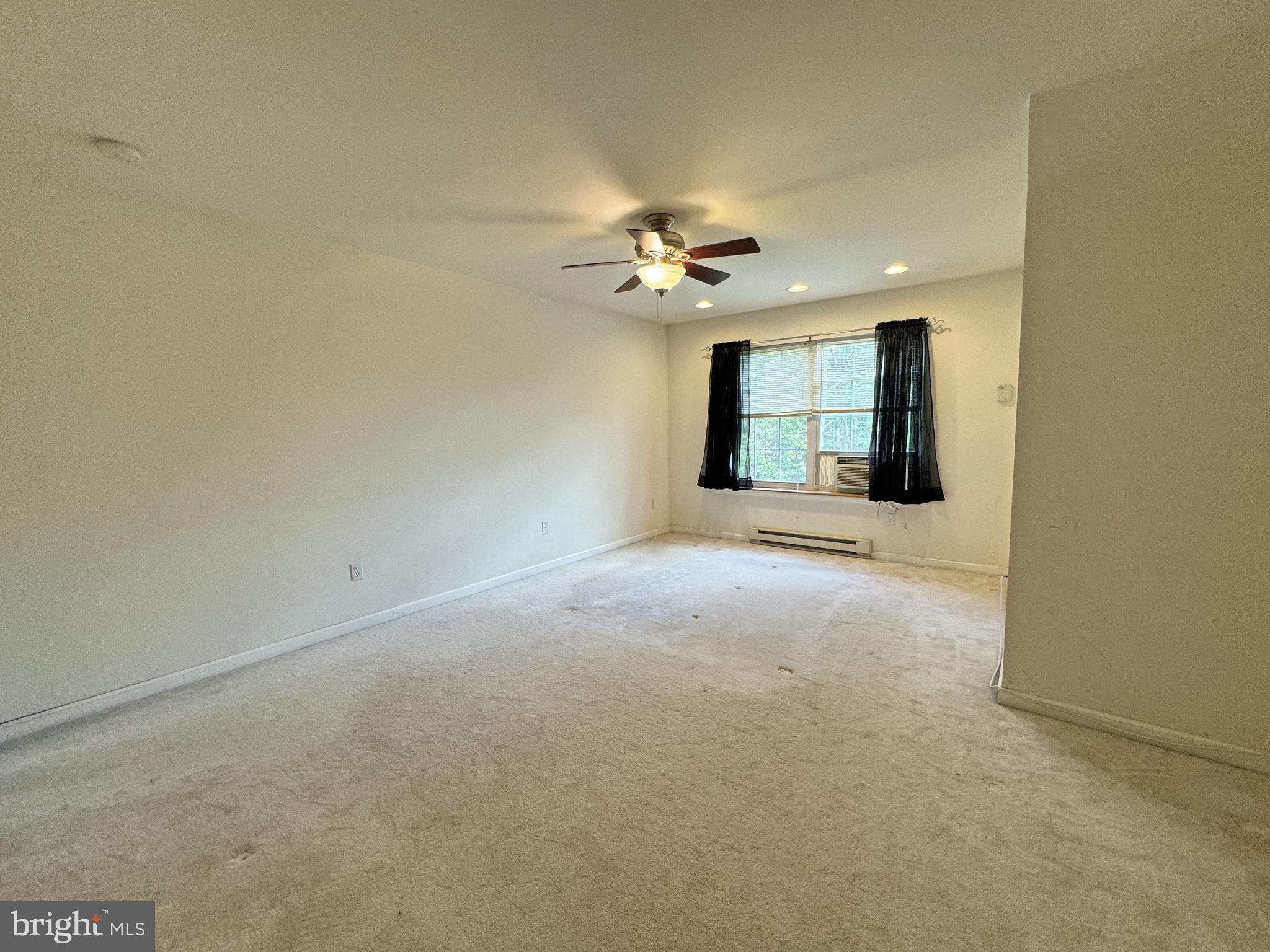 EMERALD LAKES - Residential