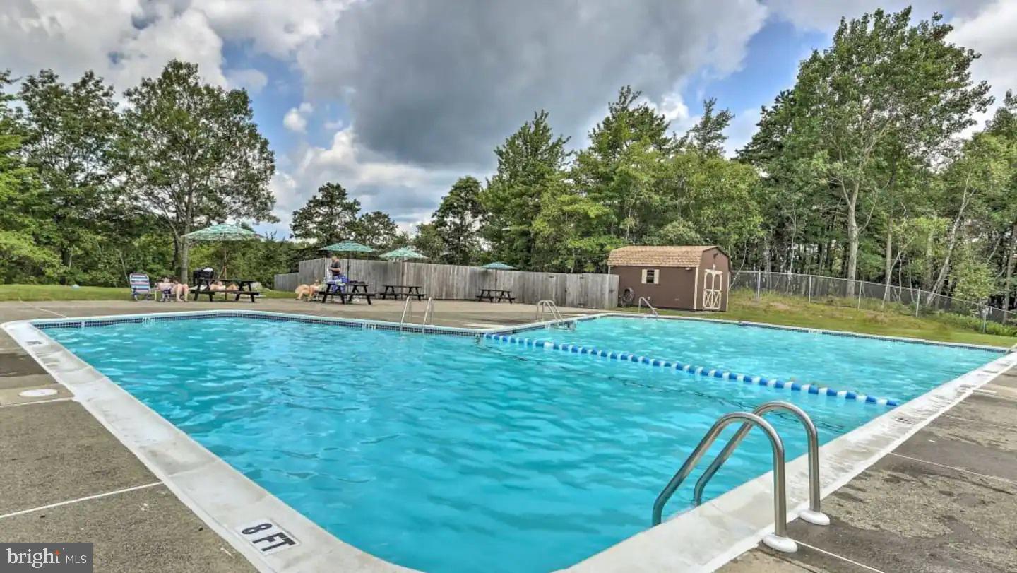 EMERALD LAKES - Residential