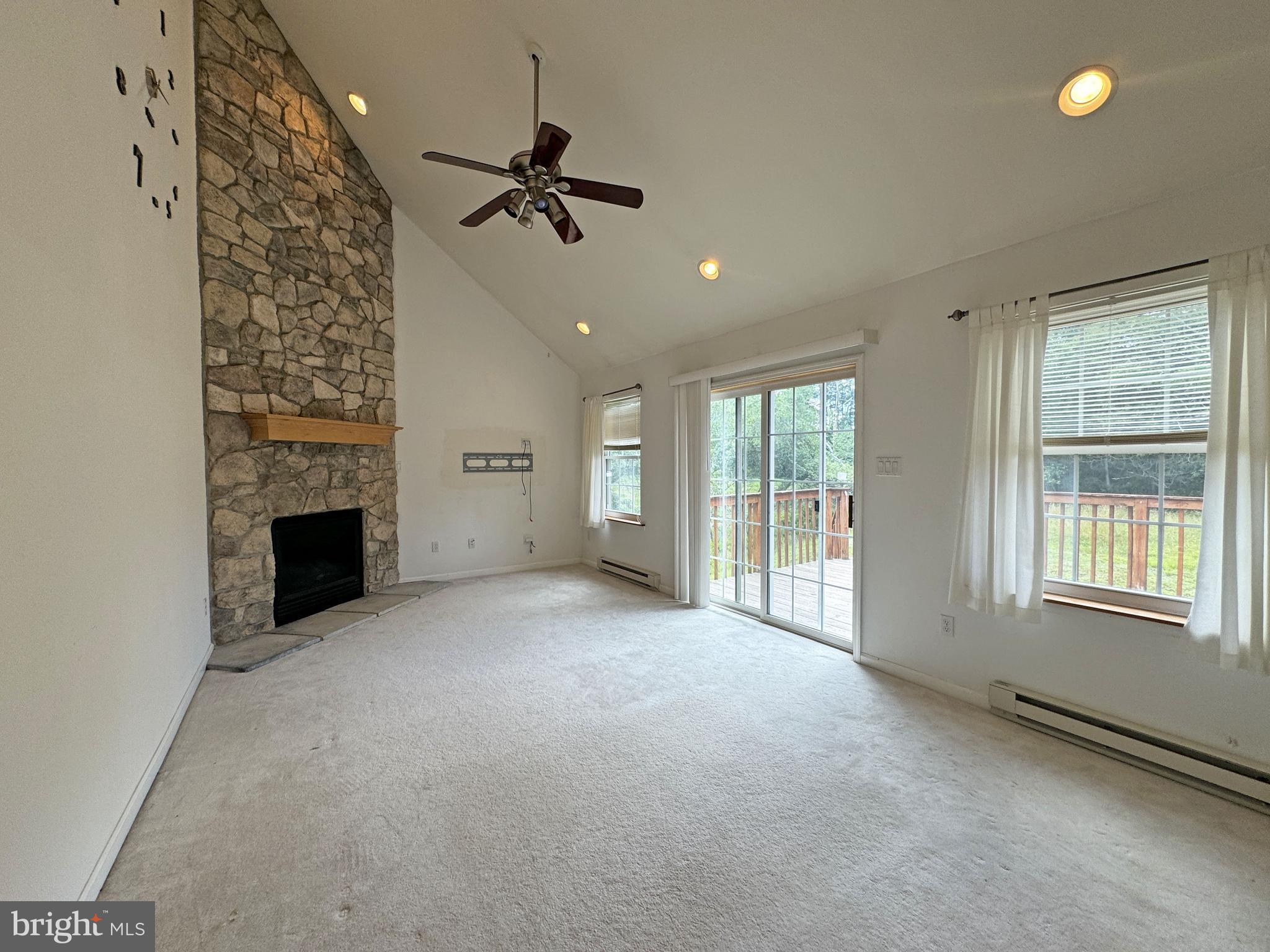 EMERALD LAKES - Residential