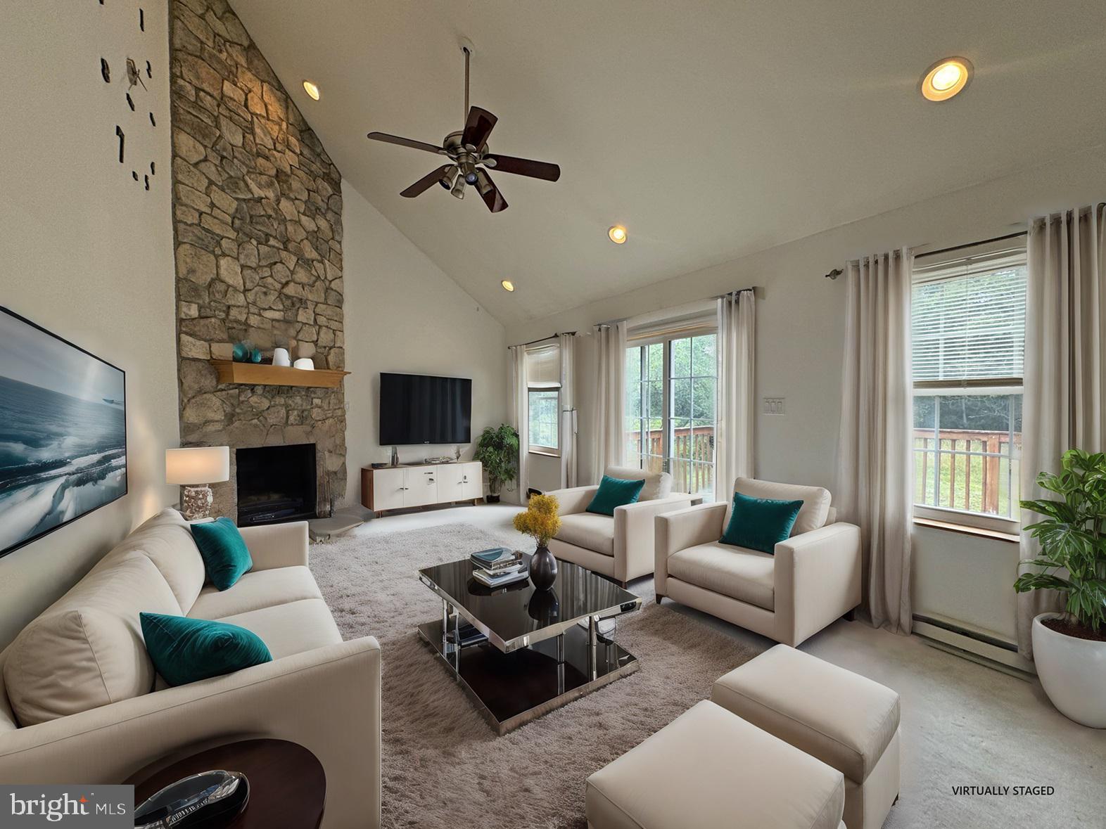 EMERALD LAKES - Residential