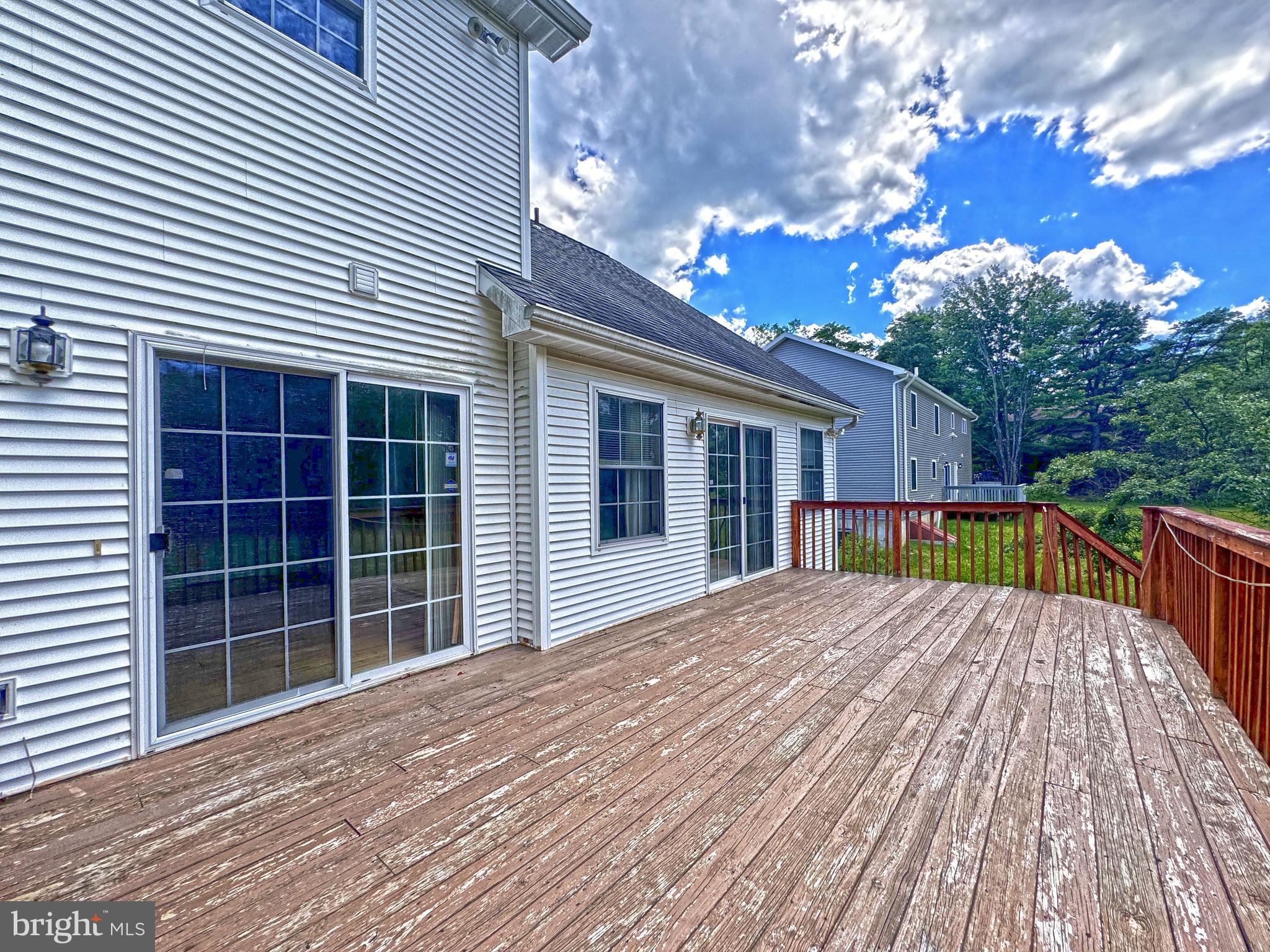 EMERALD LAKES - Residential