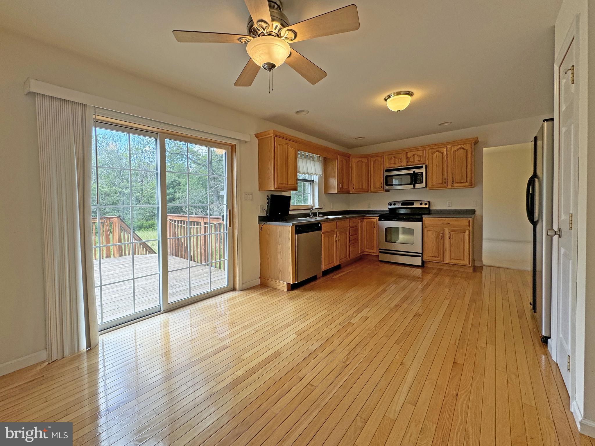 EMERALD LAKES - Residential