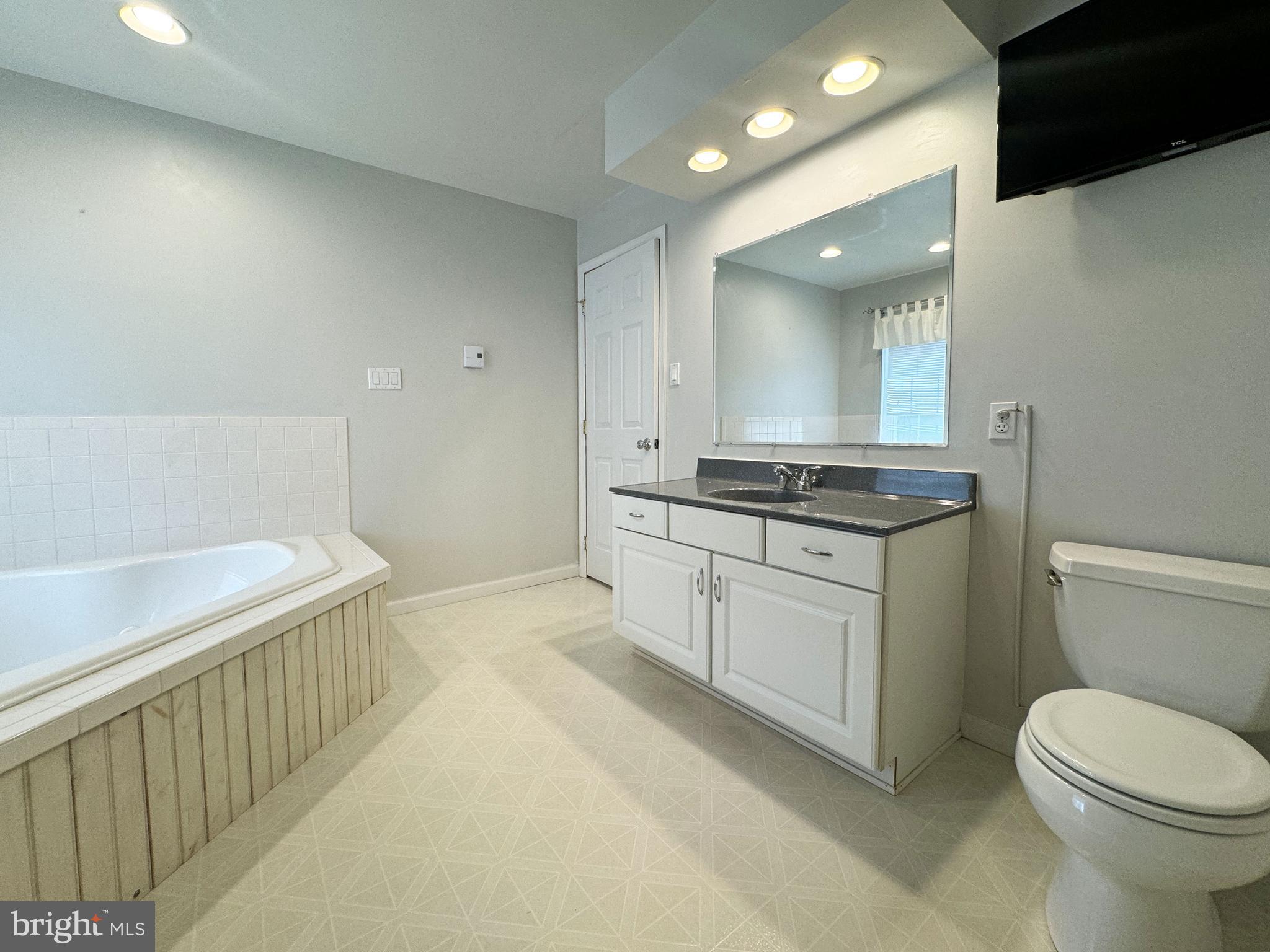 EMERALD LAKES - Residential