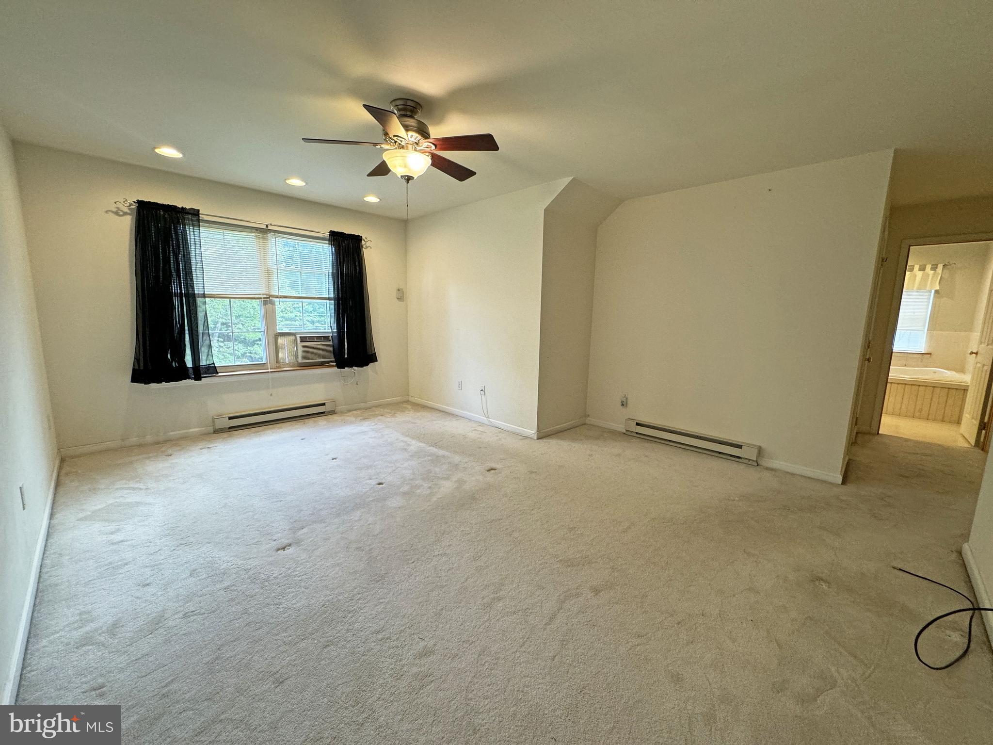 EMERALD LAKES - Residential