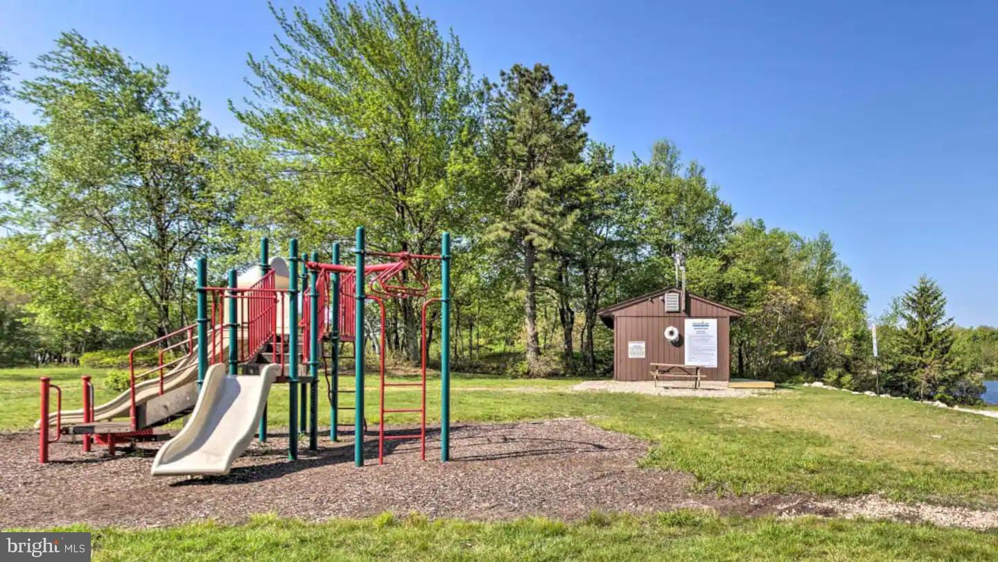 EMERALD LAKES - Residential