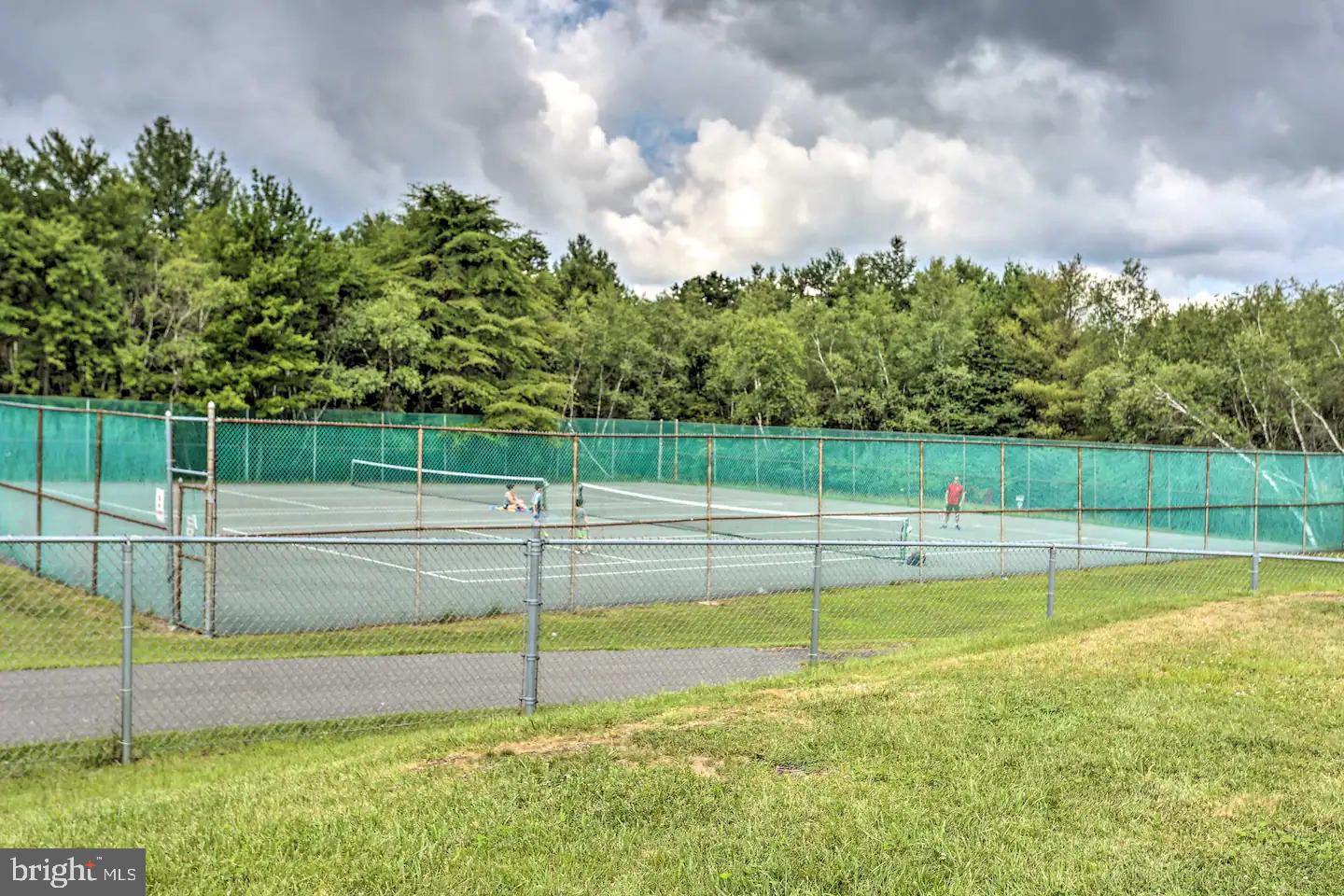 EMERALD LAKES - Residential