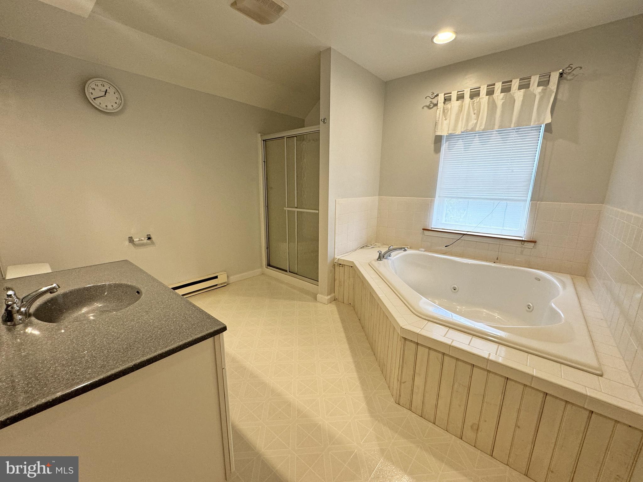 EMERALD LAKES - Residential