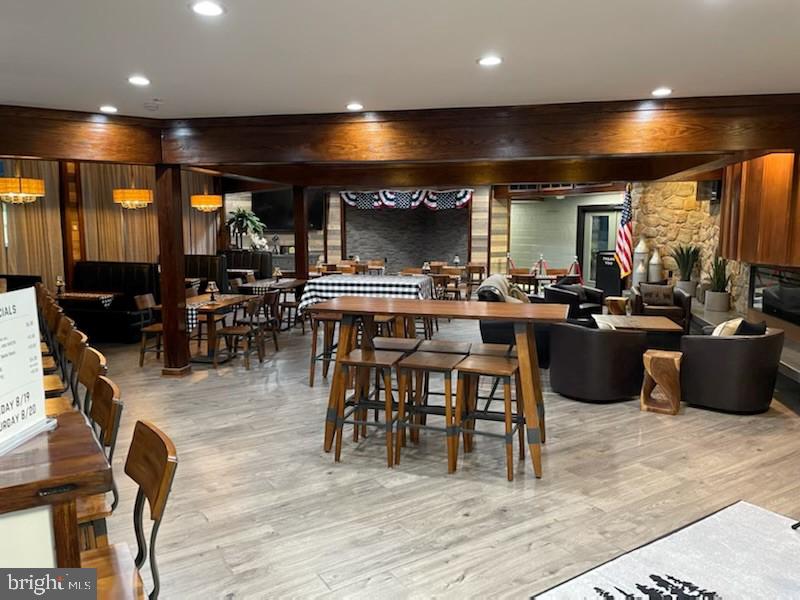 EMERALD LAKES - Residential