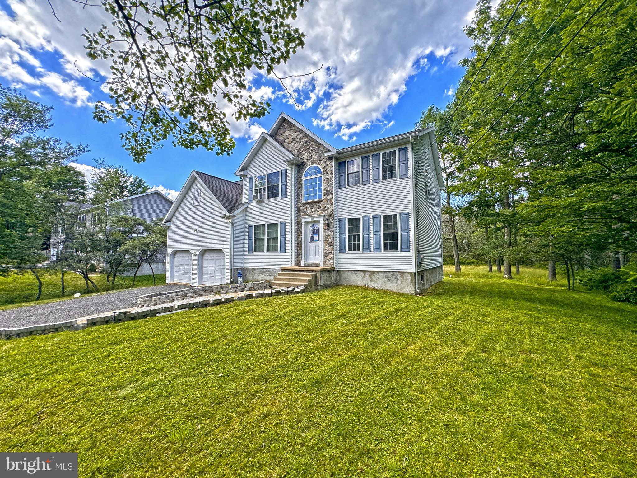 EMERALD LAKES - Residential