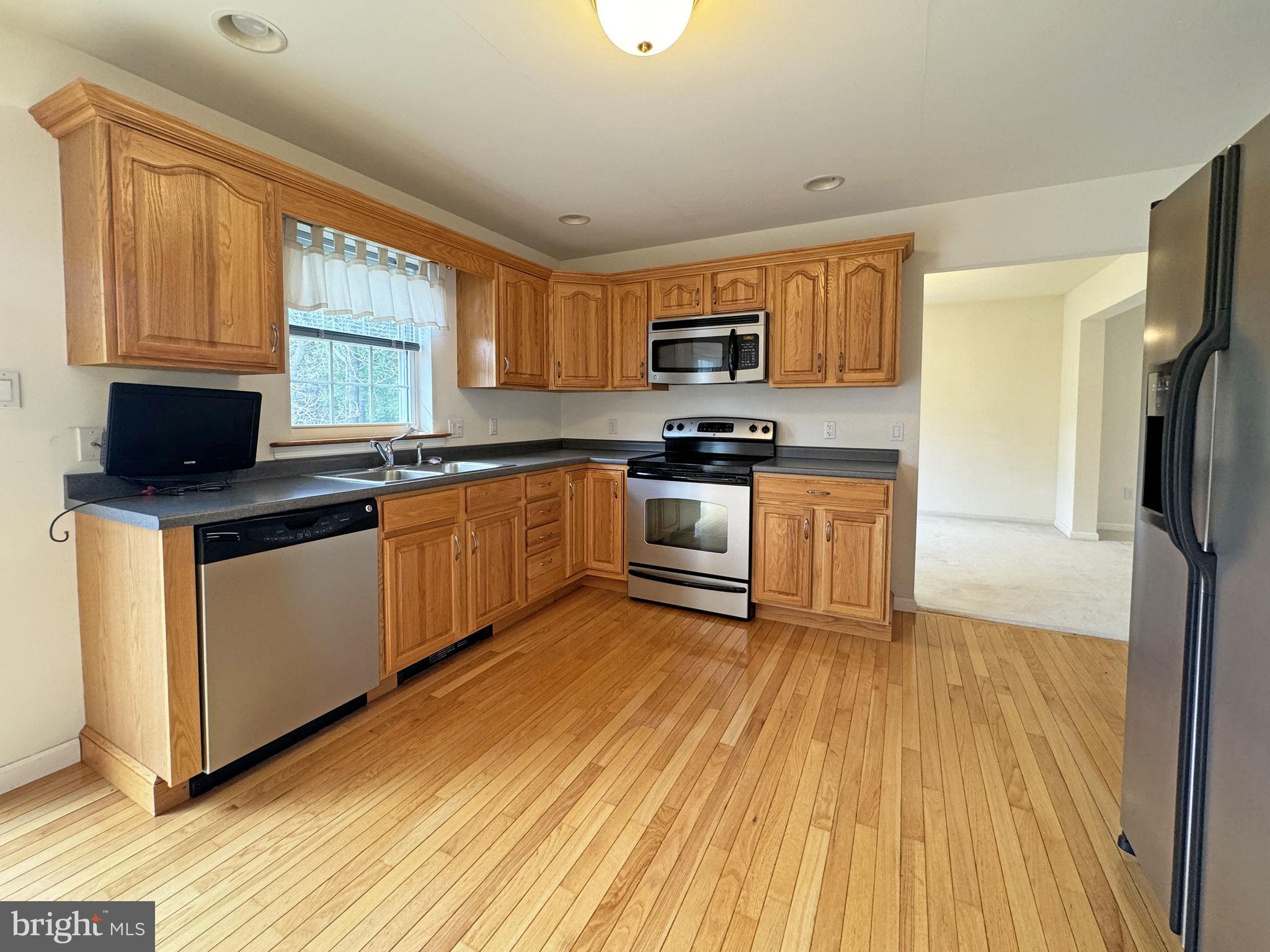 EMERALD LAKES - Residential