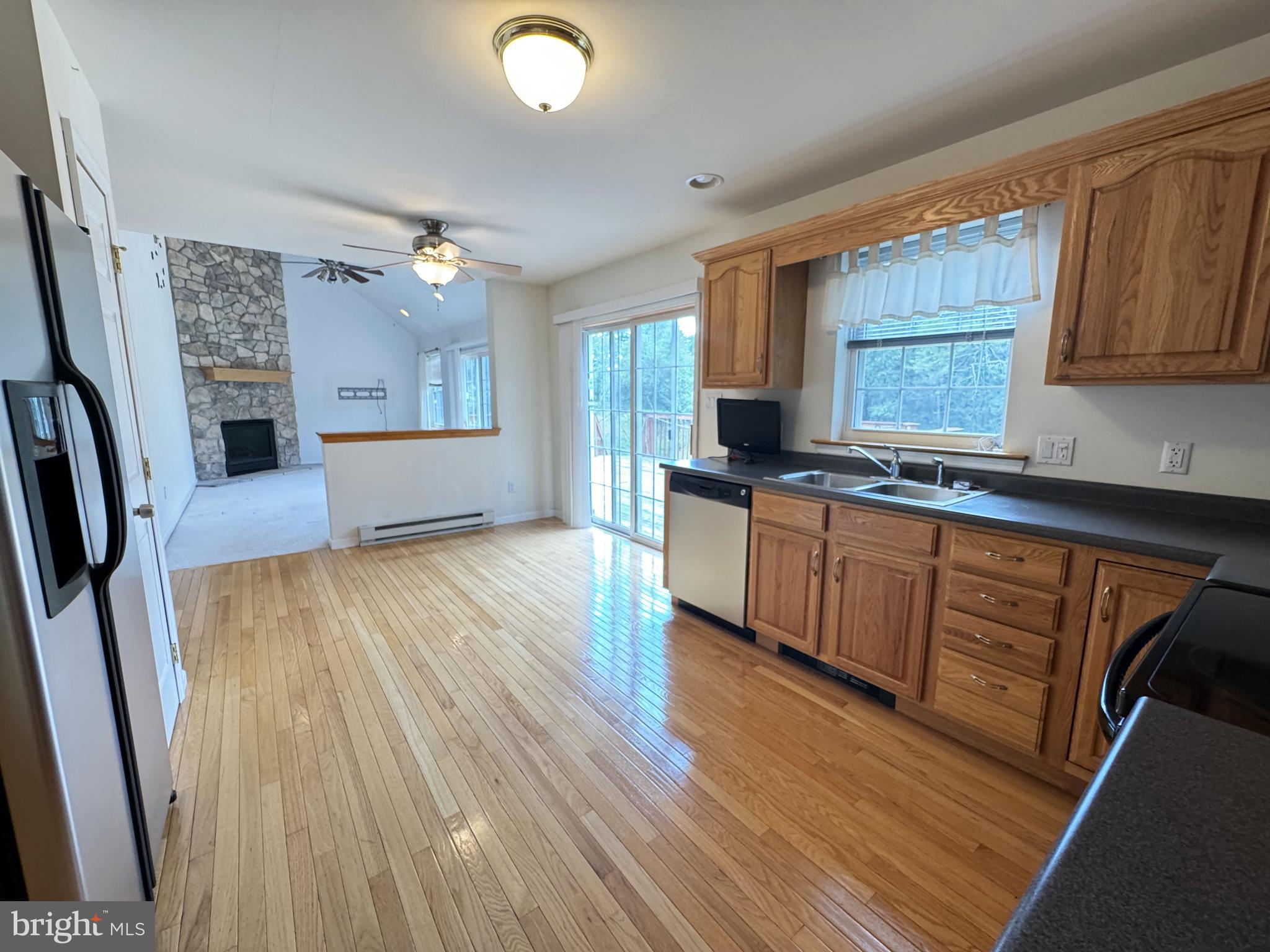 EMERALD LAKES - Residential