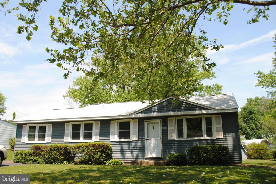 EASY ONE LEVEL LIVING-GREAT COMMUTING LOCATION-MANY ITEMS UPDATED-VERY WELL MAINTAINED-PRIDE OF OWNERSHIP!! HUGE BACKYARD GREAT FOR THE ENTIRE FAMILY-WONDERFUL MEMORIES CREATED HERE-HARDWOOD IN KITCHEN,FRESHLY PAINTED,GLEAMING HARDWOOD FLOORS IN BRS WHIRLPOOL TUB TO SOAK YOUR CARES AWAY!!CHECK THIS ONE OUT-QUIET SETTING,NO HOA, 1YEAR WARRANTY,FAMILY ROOM OPEN TO KITCHEN,SEPARATE LAUNDRY ROOM TOO!!