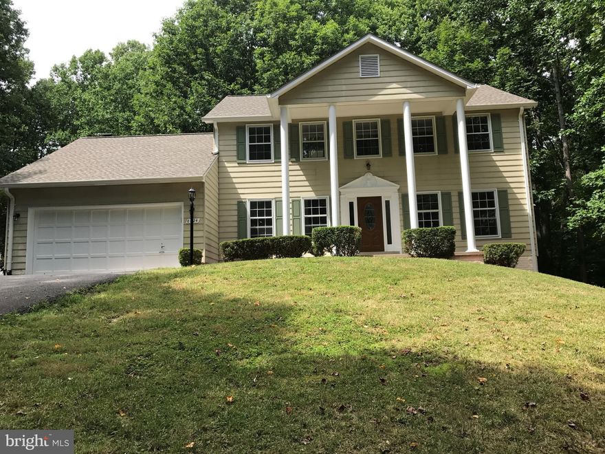 AMAZING 3 LVL COLONIAL ON 5.0 ACRE LOT.ULTRA PRIVATE ON QUIET CUL-DE-SAC.OVER 2400 SQ FTJUST ON UPPER LVLS.RELAX IN SCREENED PORCH OVERLOOKING POOL,DECK,PATIO & TREES*MAIN LVL LIBRARY*VAULTED CEILS,WOODSTOVE& SKYLIGHTS IN FAMILY RM*COUNTRY KITCH W/ISLND*BRKFST RM W/BAY WNDW*ENORMOUS MASTER STE*FORMAL LIV/DIN RMS*