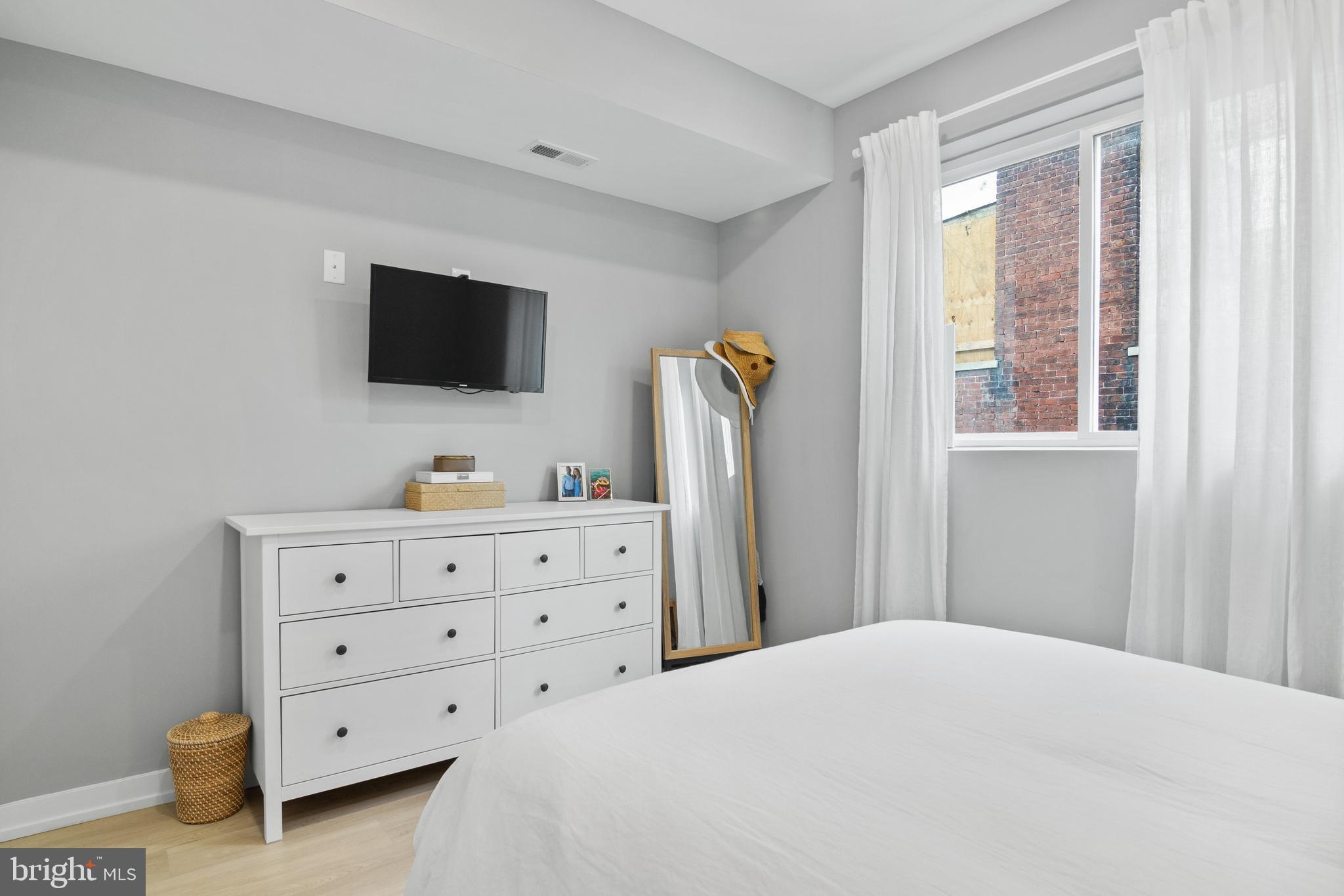 EAST KENSINGTON - Residential Income