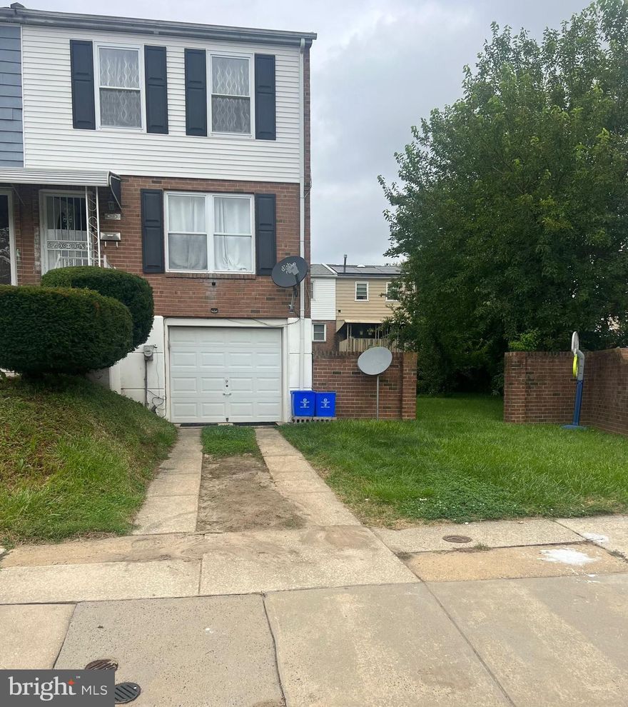 Corner Town house with great Lightning 3-Bedroom,1.5 Bath with Bonus room in the Basement can be use as office or room.
Big back yard.
Walking distance to Penrose Plaza and 7 mins from Airport.
17 minutes drive to New Jersey,Center City and Delaware.
3 months of rent due before move-in which includes First month's and last month and security deposit, rental application and good credit required.
Pets are not allowed.