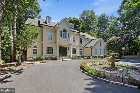 Photo of 129 Sinegar Pl, STERLING, VA 20165 (MLS # VALO2135728)