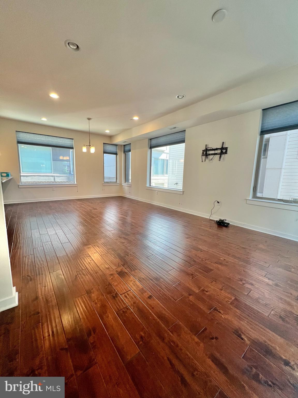 2122 KENSINGTON WALK