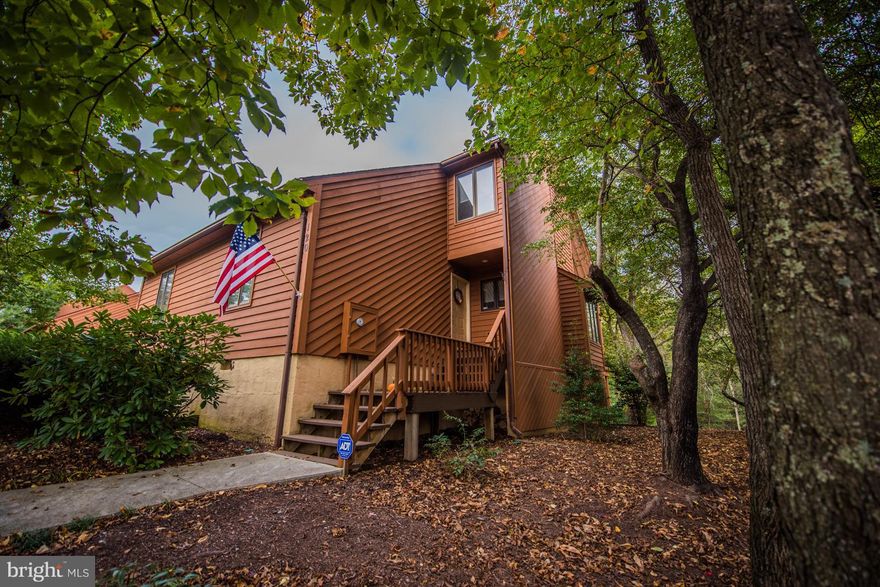 This well maintained End Unit is close to outdoor pool & Clubhouse Grille and located on the Fairways on the Stoney Lick Golf Course!  1st and 2nd level decks. Vaulted ceilings in master and jetted tub. Indoor-Outdoor membership available with initiation fee. Cluster Assoc. fee takes care of most ext. maintenance. Storage shed on lwr deck plus lots of closet storage space. Bedroom level laundry.