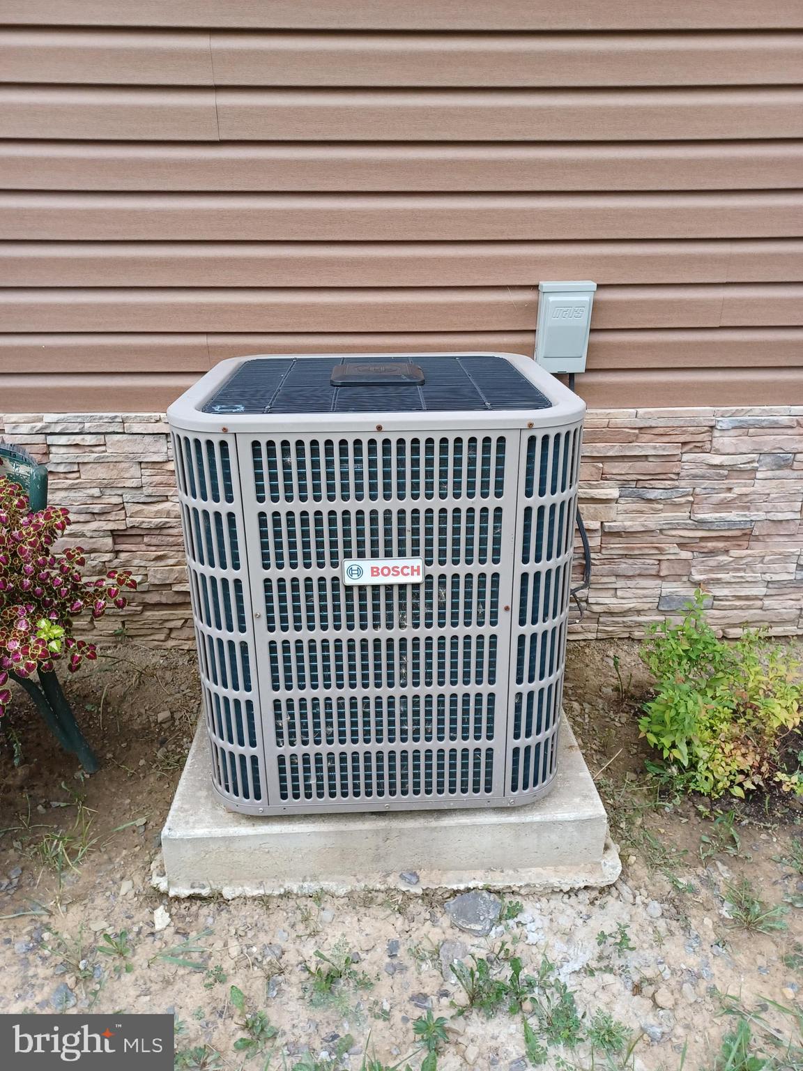 CREEKSIDE MANOR - Residential