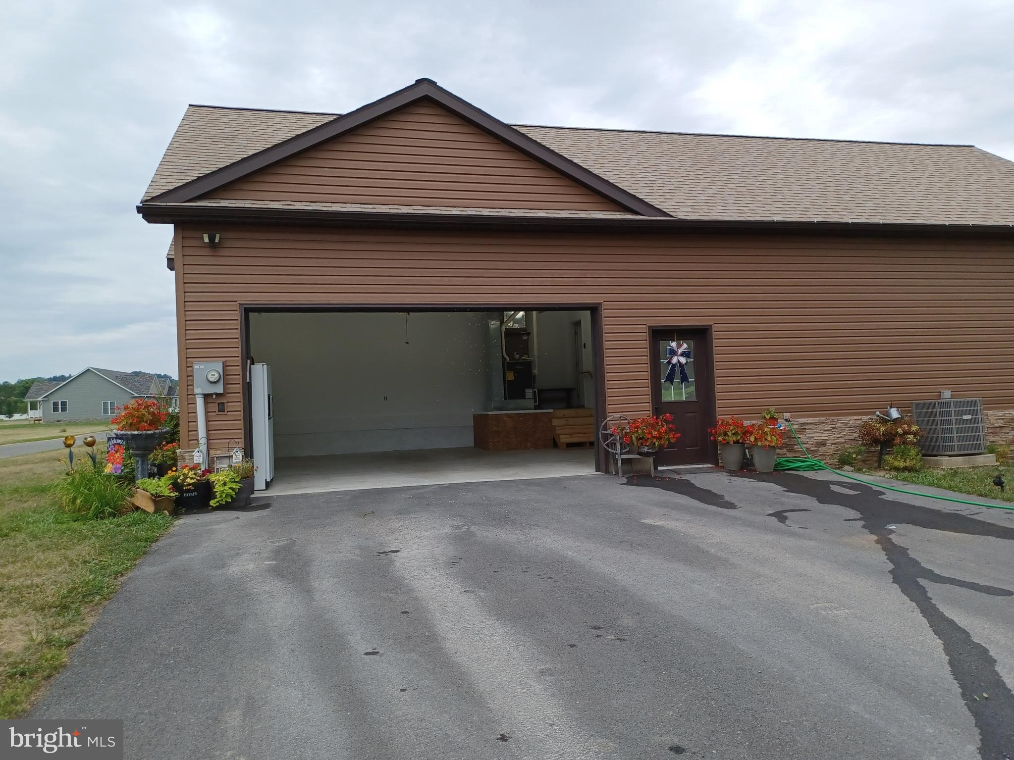 CREEKSIDE MANOR - Residential