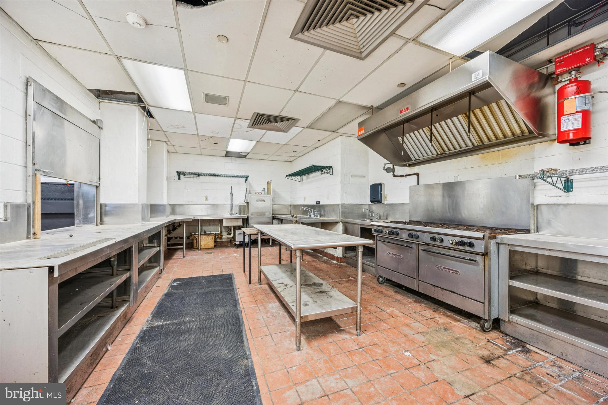 KENSINGTON - Commercial Sale