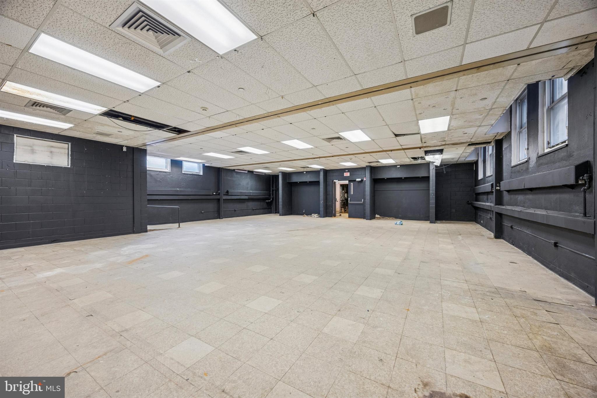 KENSINGTON - Commercial Sale