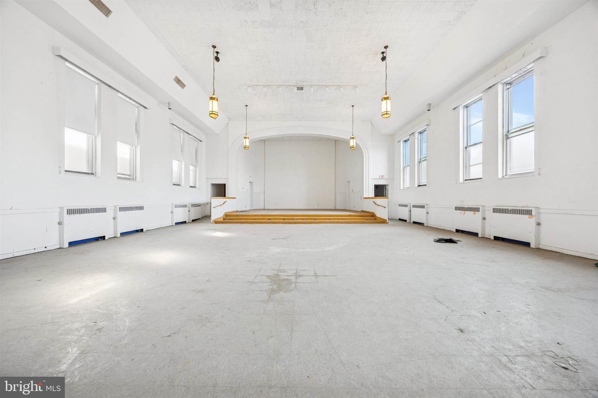 KENSINGTON - Commercial Sale