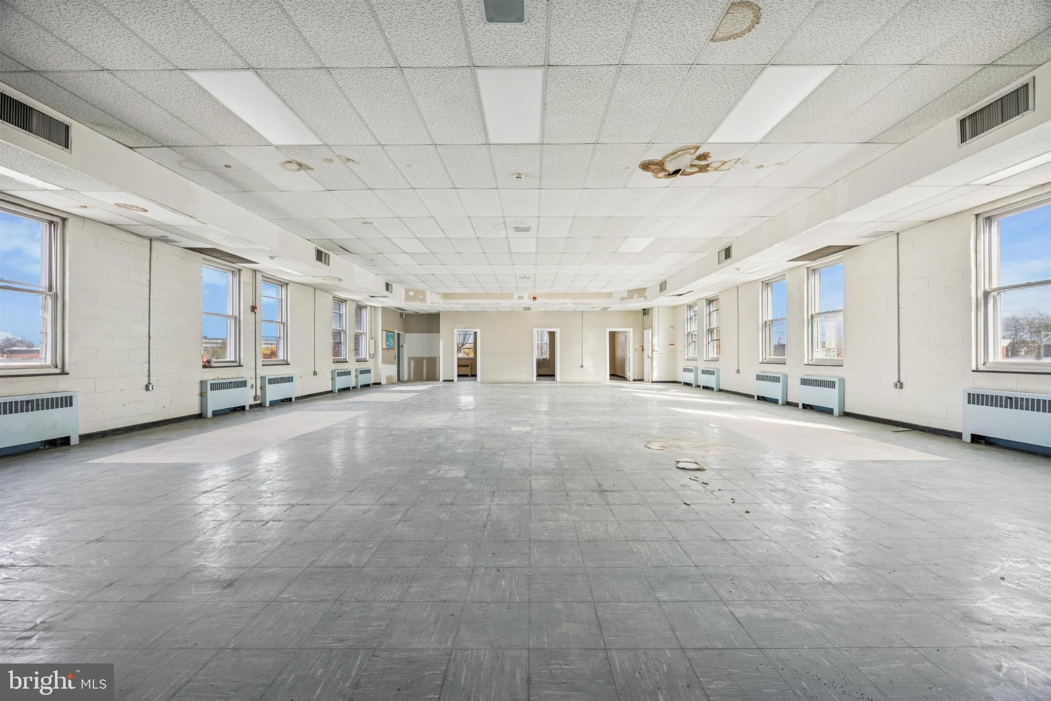 KENSINGTON - Commercial Sale