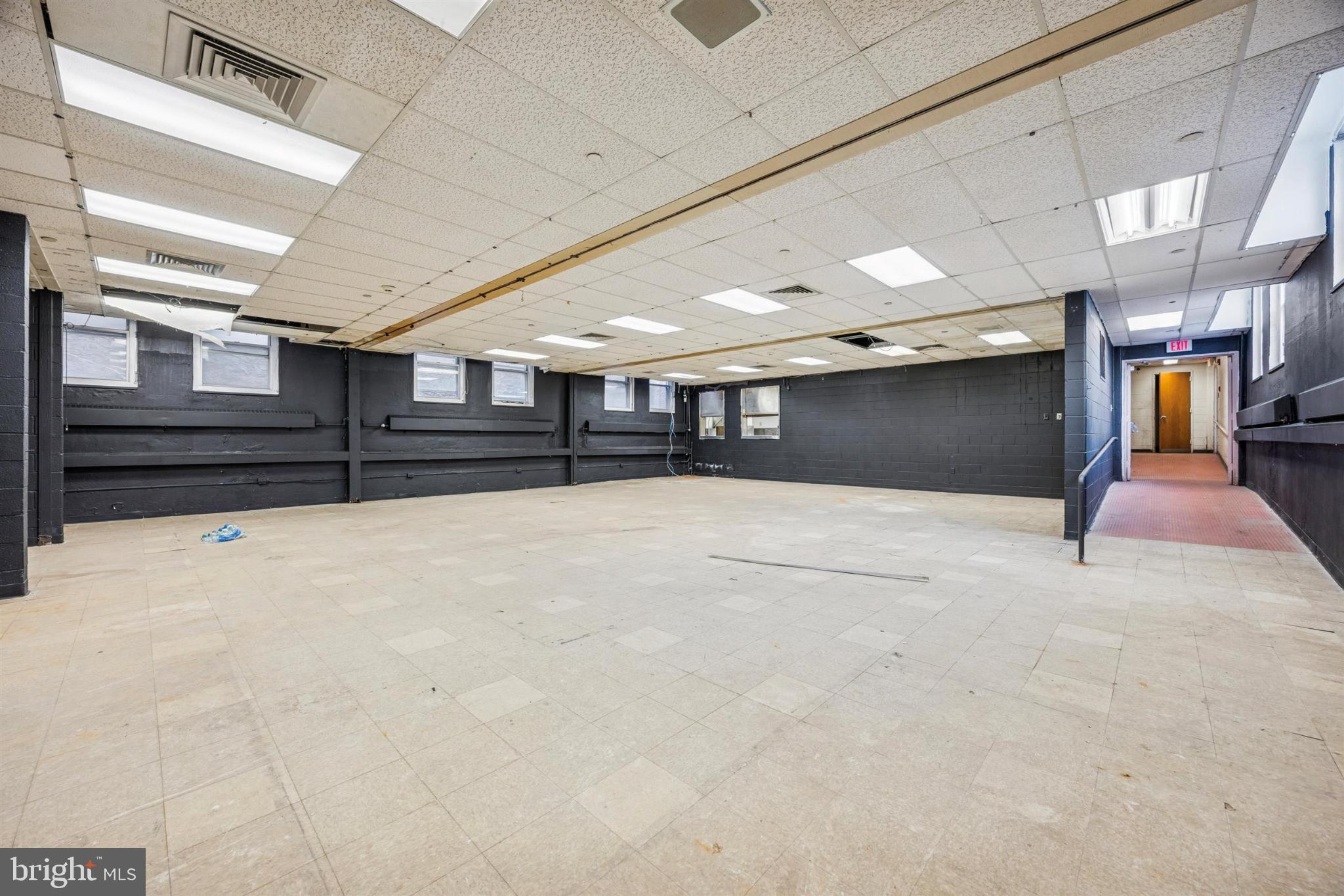 KENSINGTON - Commercial Sale