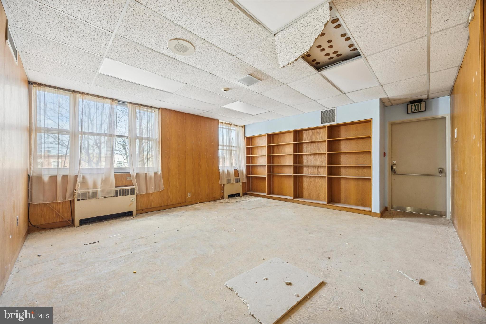 KENSINGTON - Commercial Sale