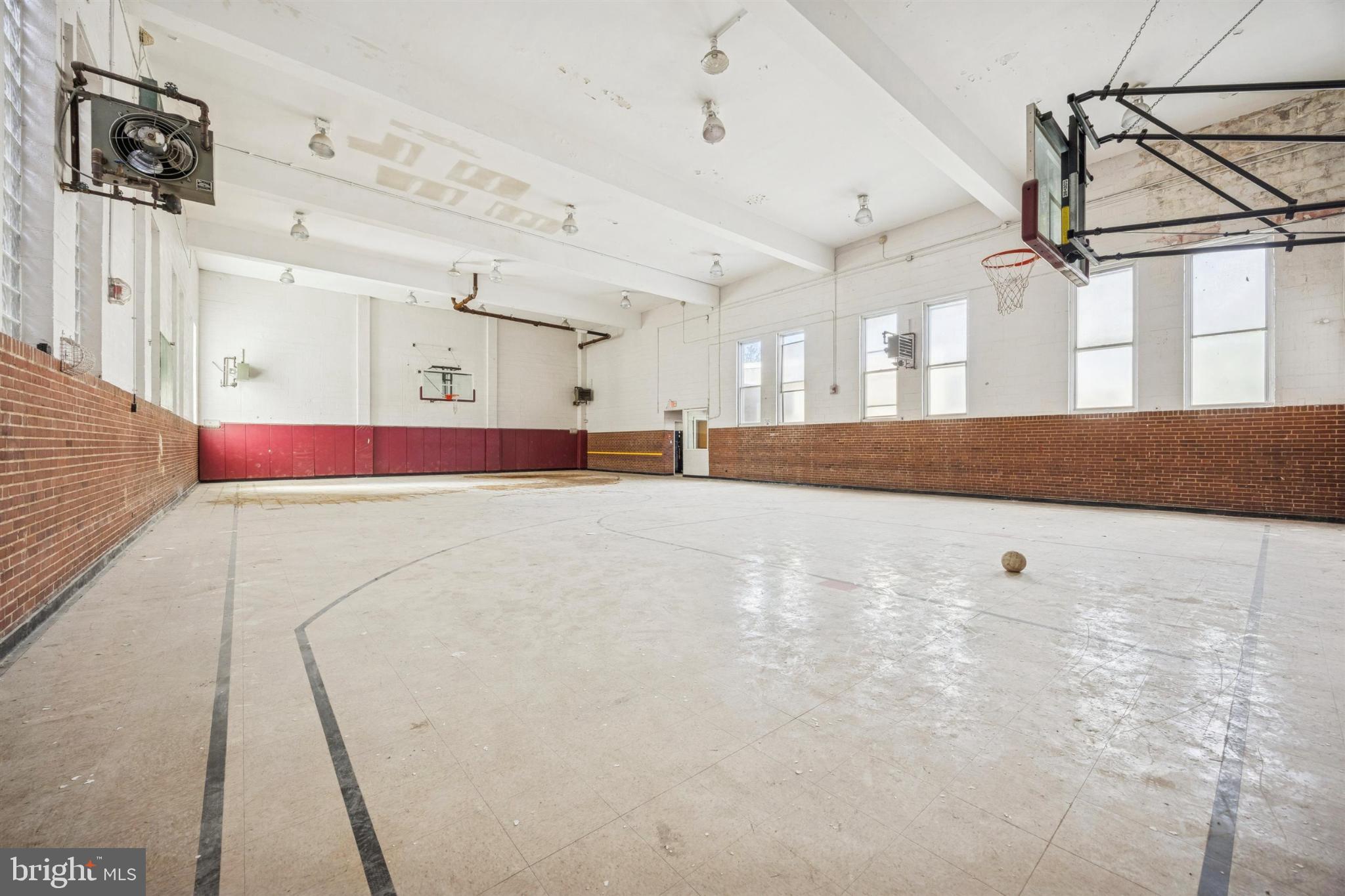 KENSINGTON - Commercial Sale