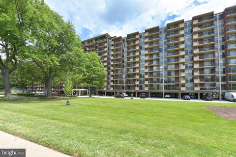 Photo of 1300 Army Navy Drive #608, ARLINGTON, VA 22202 (MLS # VAAR2072278)