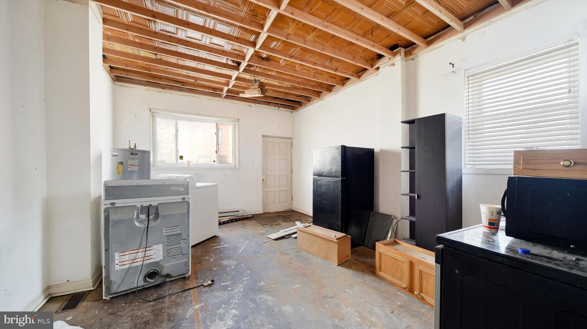 3209 E LOMBARD STREET