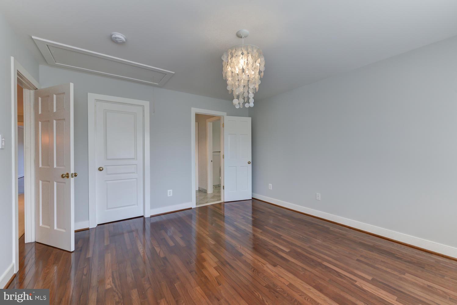 THE WILLIAMSBURG - Residential