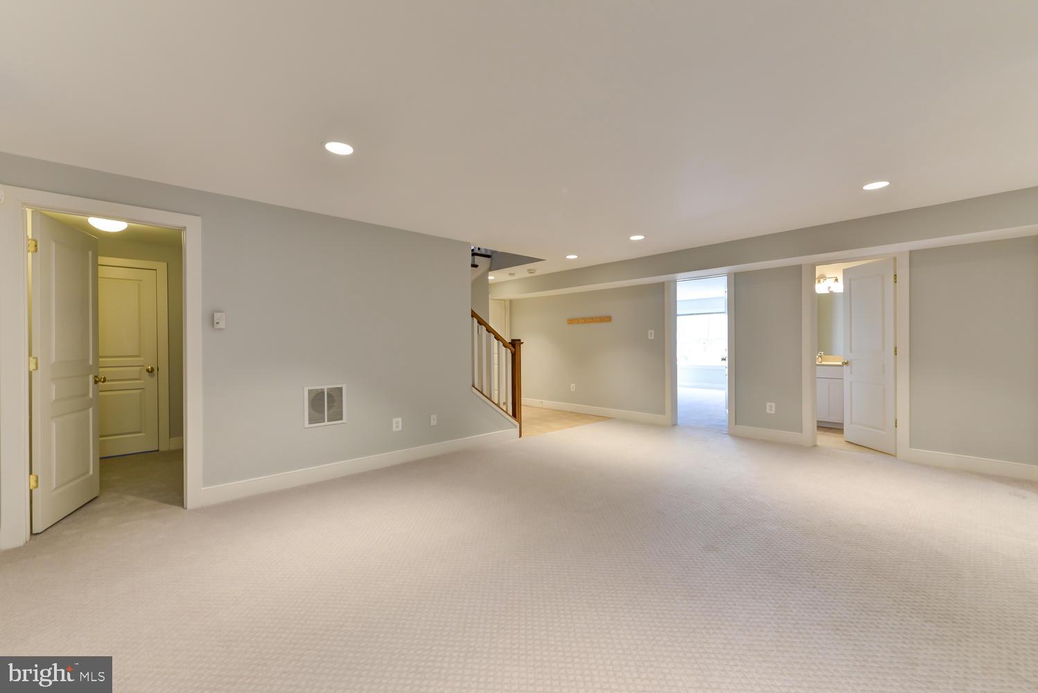 THE WILLIAMSBURG - Residential