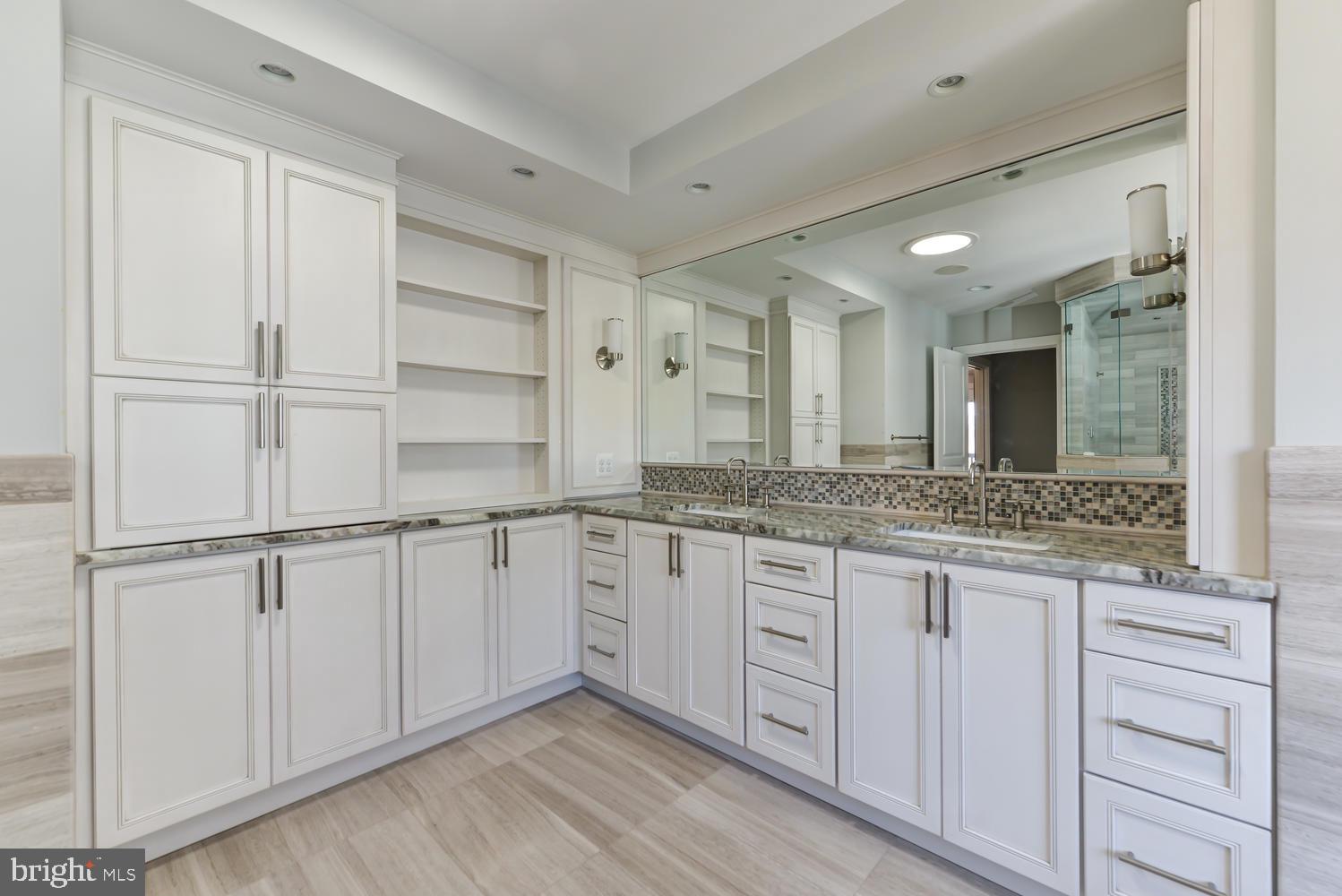 THE WILLIAMSBURG - Residential