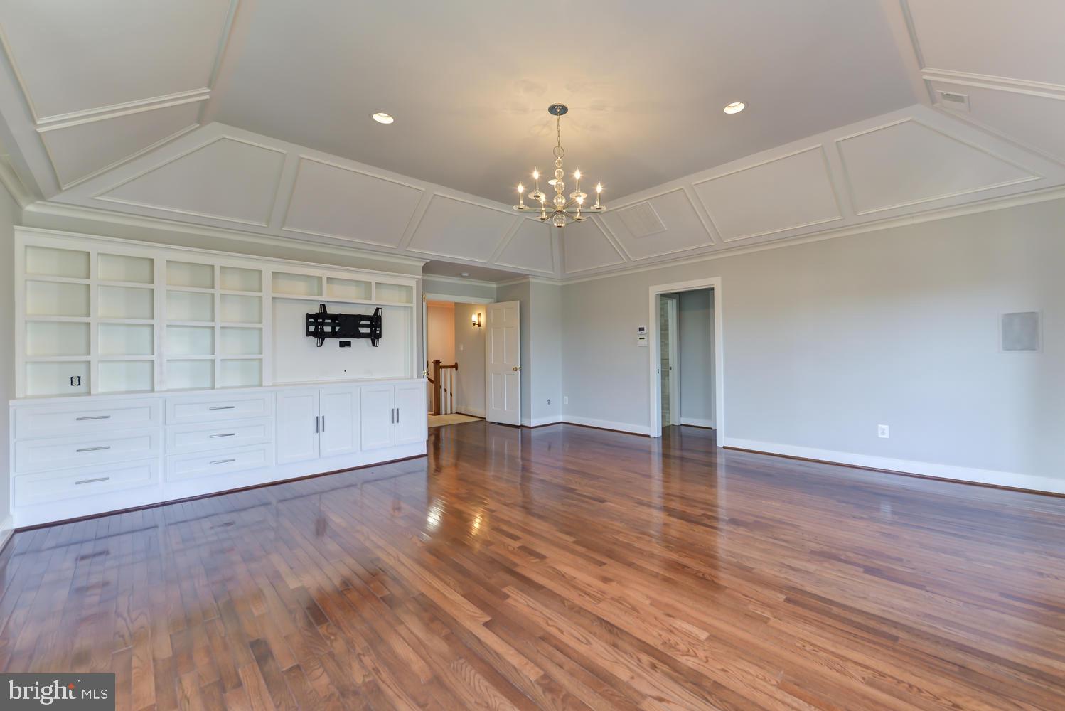 THE WILLIAMSBURG - Residential