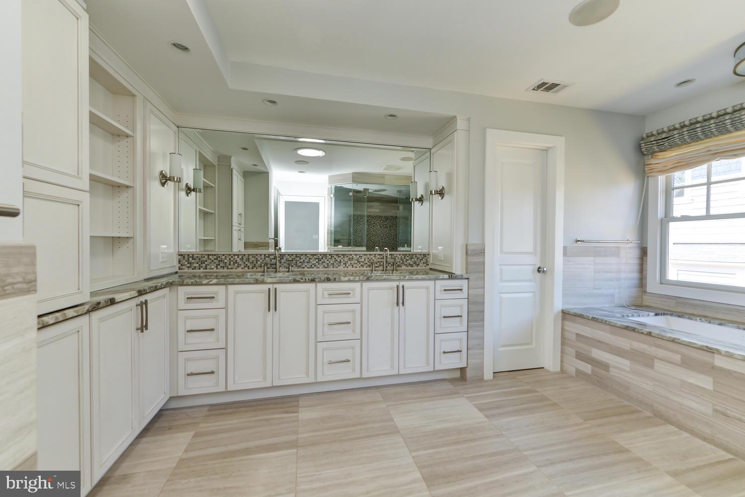 THE WILLIAMSBURG - Residential