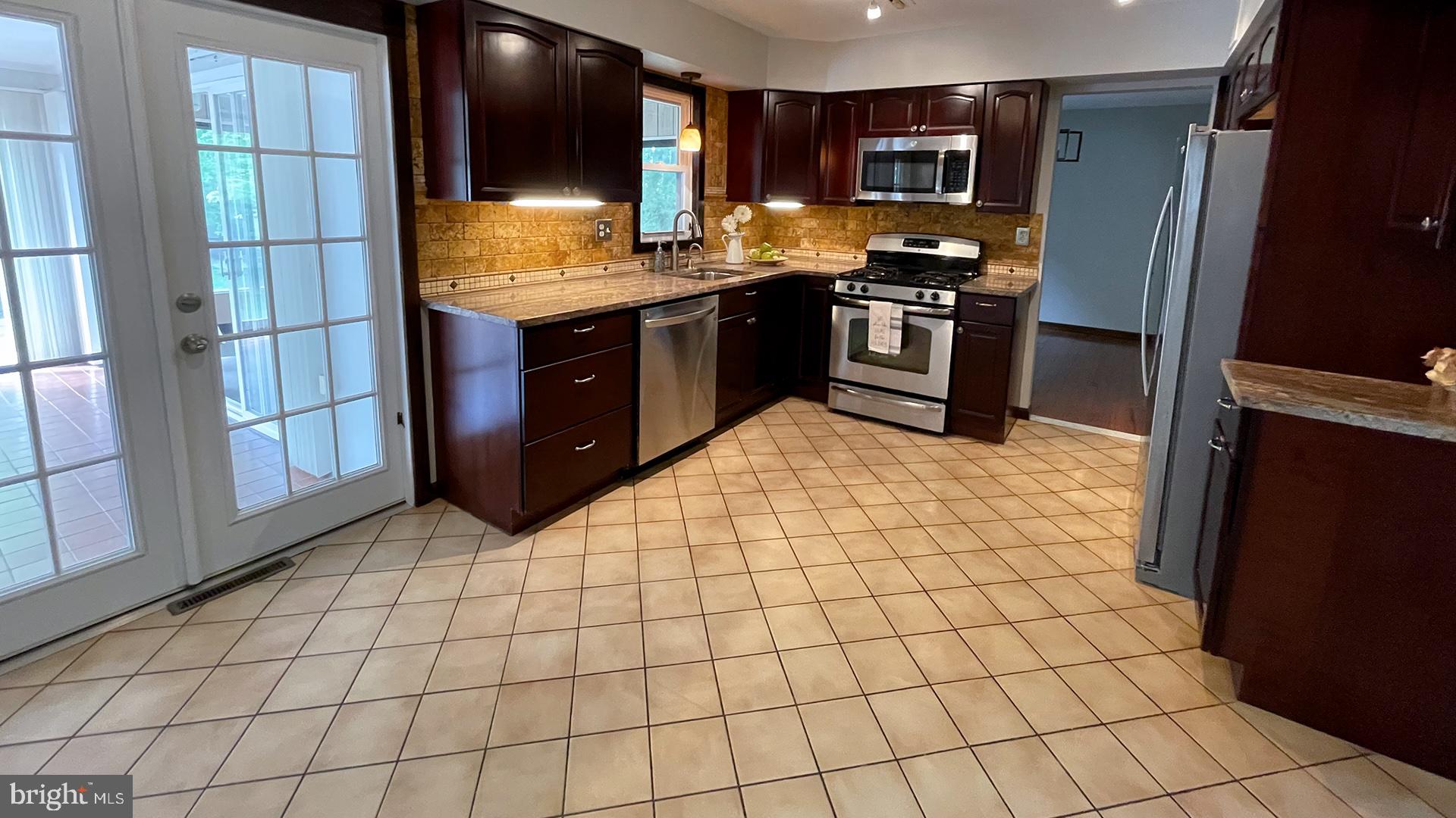 924 CLYDE LANE