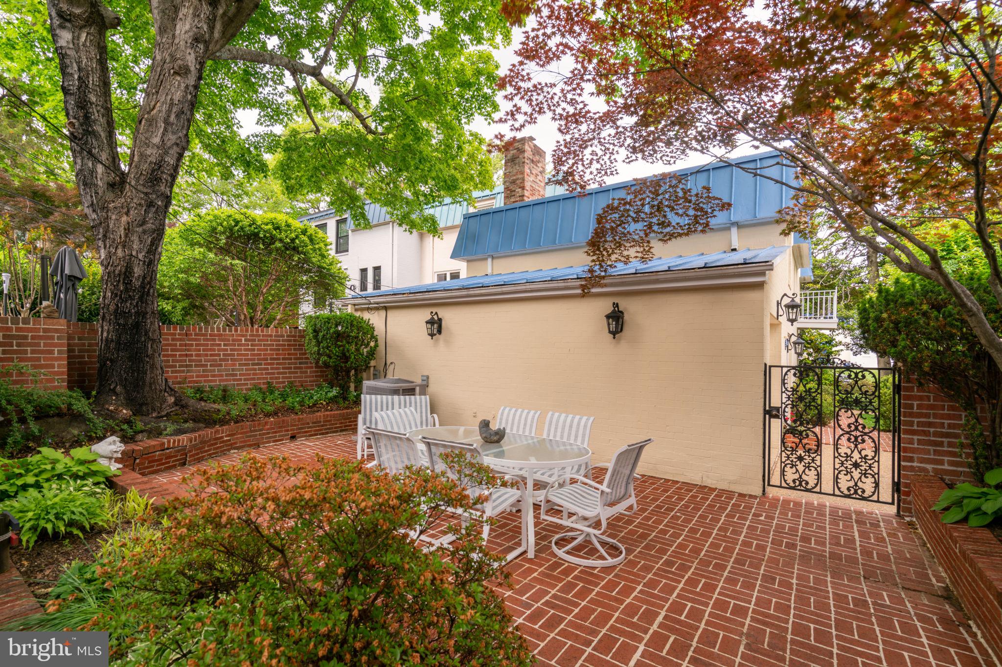 COLONIAL GARDEN - Residential
